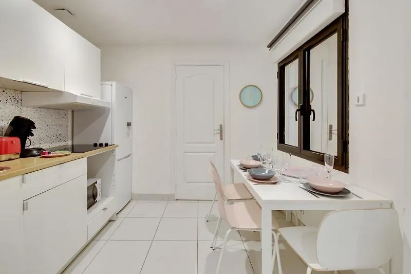 250 Sainte - Superb In * Paris